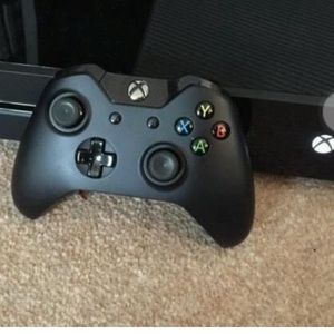 Xbox one 1TB perfect condition comes with 100 game